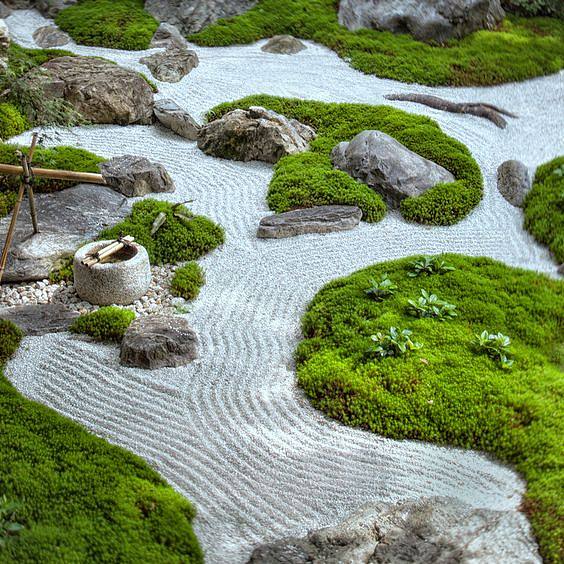 枯山水是中国古典园林在传入日本后为适应日本地理条件限制而改造的缩微式园林景观,日本在园林艺术设计上探索精巧,细致,注重景观形式的象征和心理的感受,枯山水用石块象征山峦,用白沙象征湖海,用线条表示水纹,如一副留白的山水画卷。在其特有的环境气氛中,因其无水而喻水,因无山无水而得名。